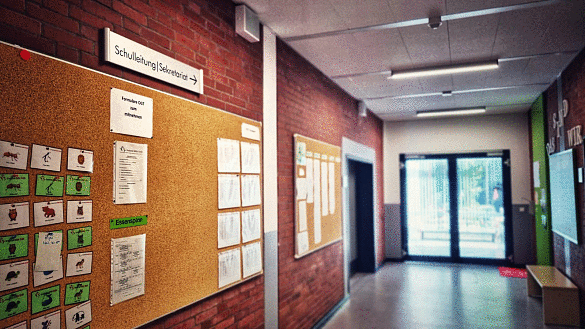 Schulflur auf dem Weg zur Schulleitung und zum Sekretariat