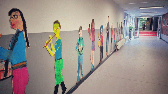 Schulflur mit eine Wand, die verziert ist mit Musikerinnen und Musikern
