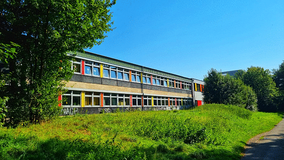 Schulgeb&auml;ude von au&szlig;en