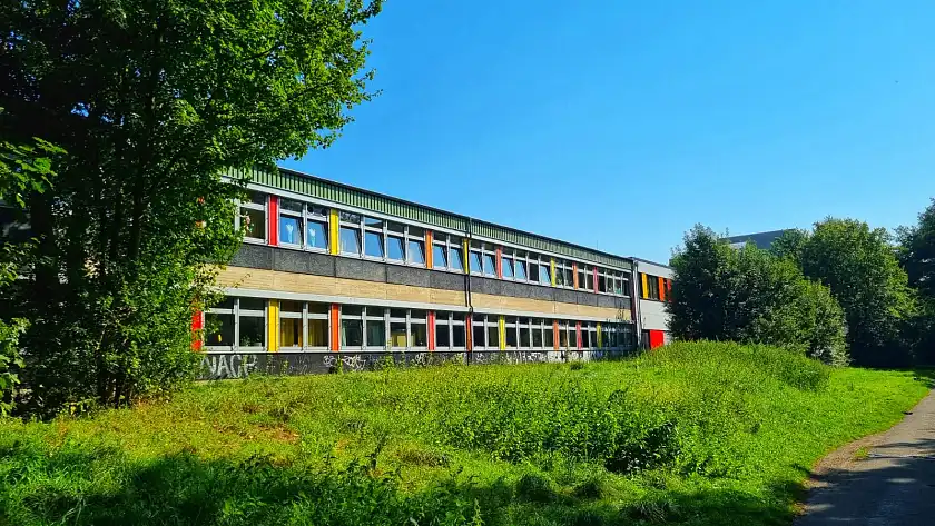 Schulgeb&auml;ude von au&szlig;en