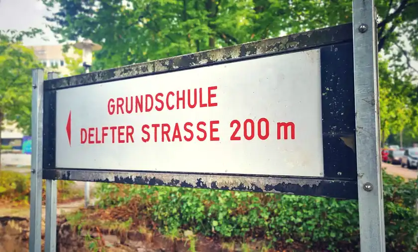 Beschilderung zur Grundschule an der Delfter Stra&szlig;e in 200m links